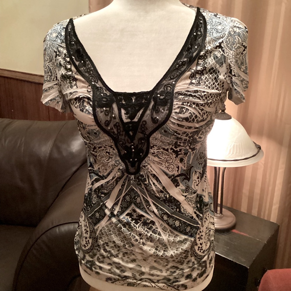 Short sleeve top by Live and let live